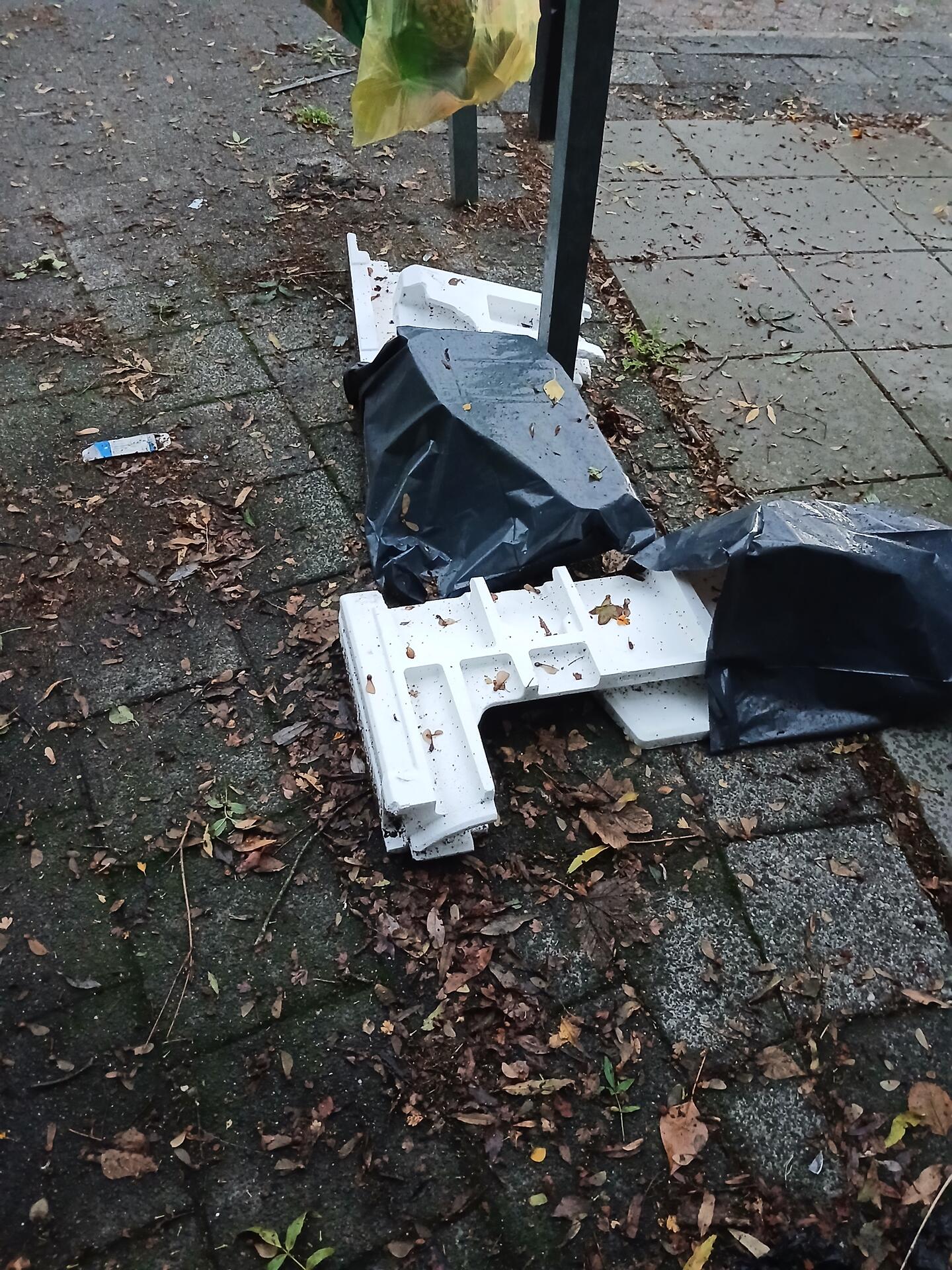 Foto bij melding 5676482 · Afval