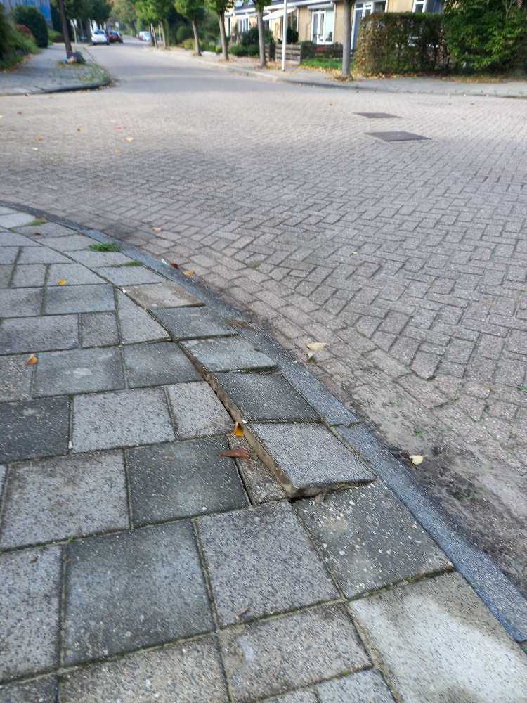 Foto bij melding 5633564 · Wegen, fietspaden, en stoepen
