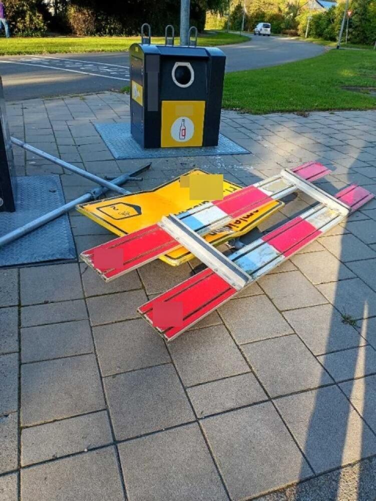 Foto bij melding 5620936 · Straatmeubilair, Verkeersborden etc