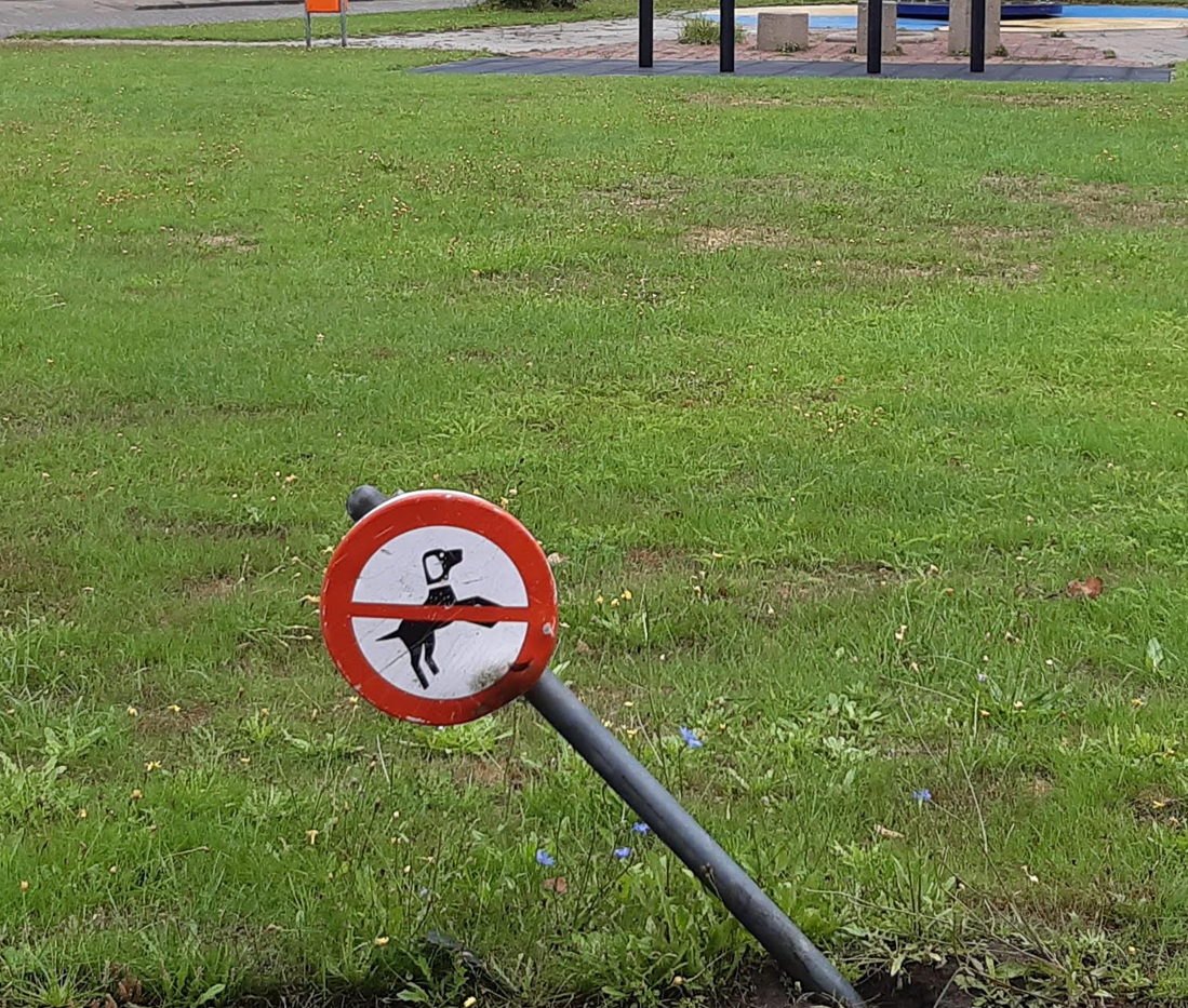 Foto bij melding 5542027 · Straatmeubilair, Verkeersborden etc
