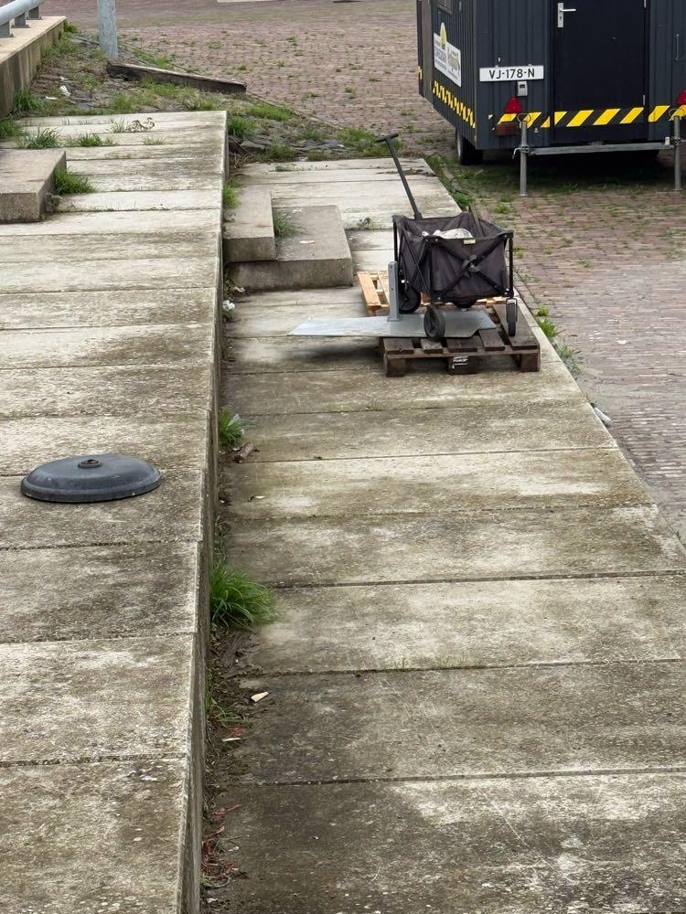 Foto bij melding 5570841 · Afval
