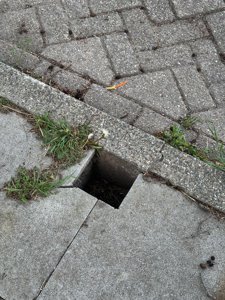 Foto bij melding 5076692 · Wegen, fietspaden, en stoepen