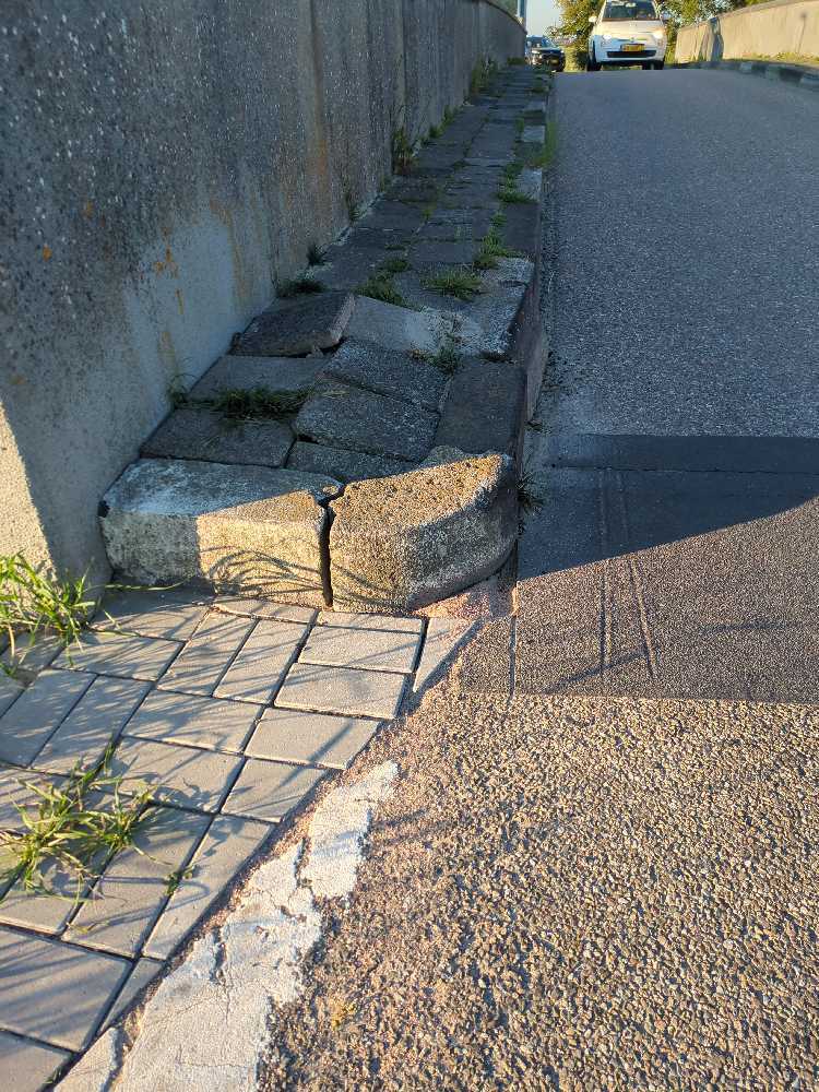 Foto bij melding 5459785 · Wegen, fietspaden, en stoepen