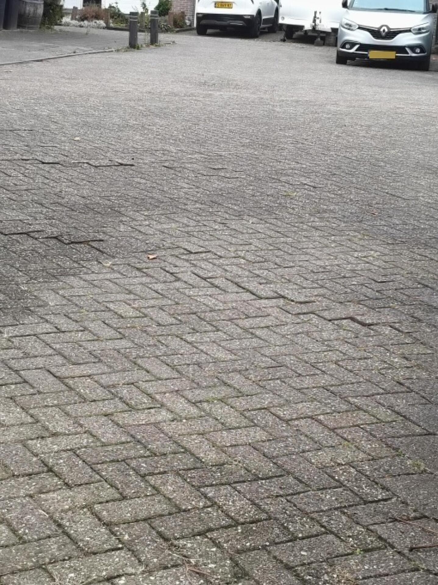 Foto bij melding 5477241 · Wegen, fietspaden, en stoepen