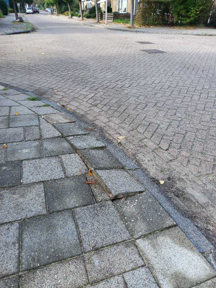 Foto bij melding 5633564 · Wegen, fietspaden, en stoepen