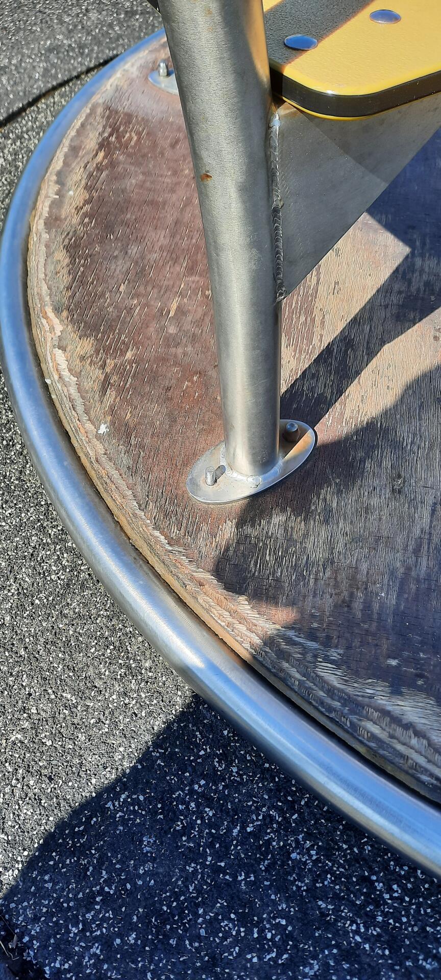 Foto bij melding 5084174 · Speeltoestellen en Straatmeubilair