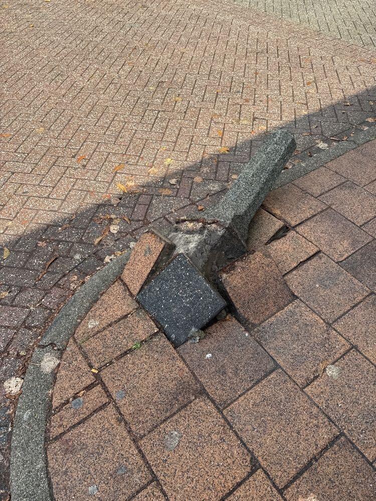 Foto bij melding 5485837 · Straatmeubilair, Verkeersborden etc