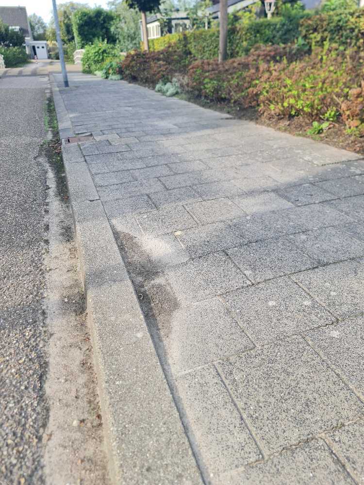 Foto bij melding 5573952 · Wegen, fietspaden, en stoepen