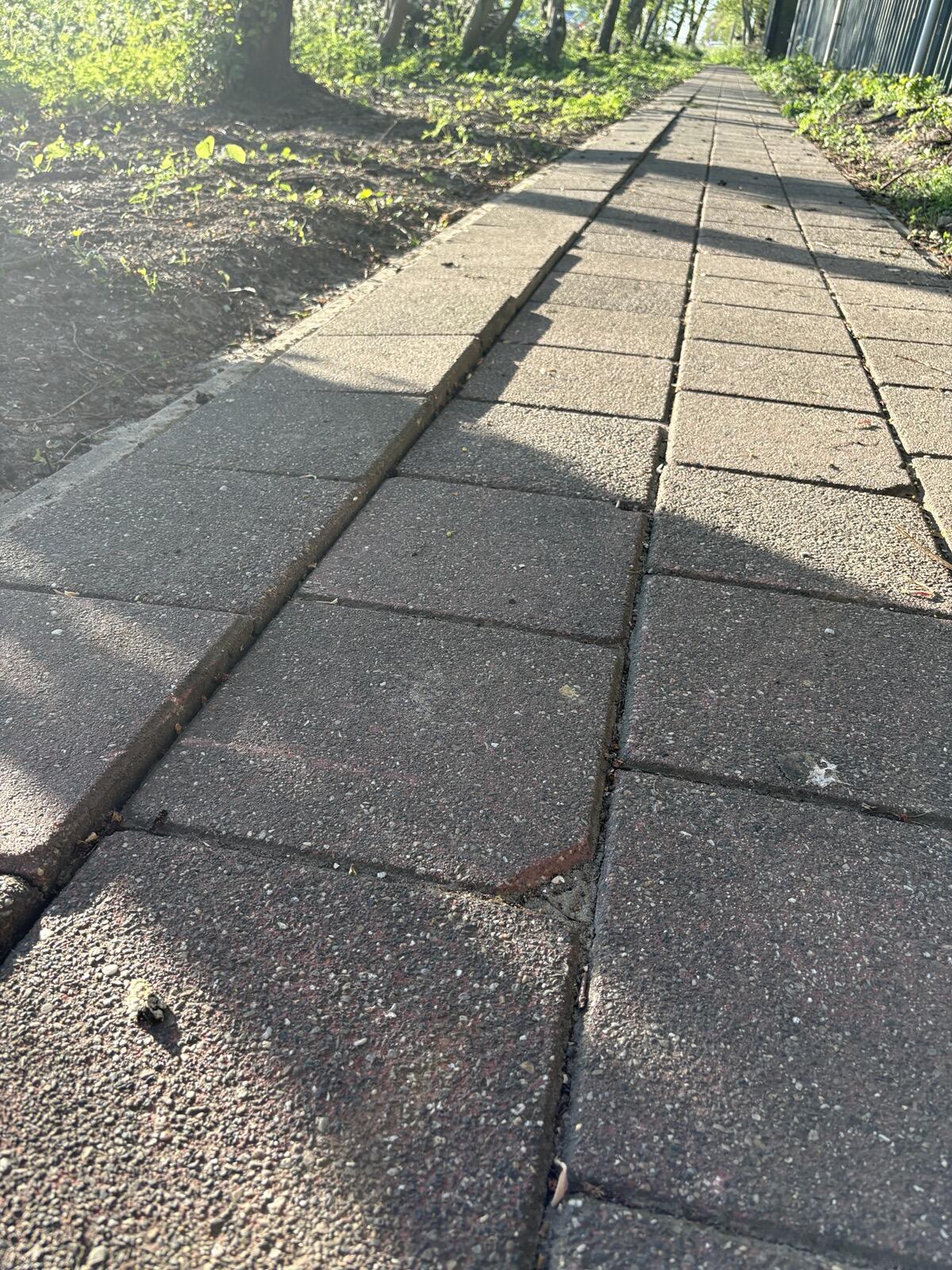 Foto bij melding 5066456 · Wegen, fietspaden, en stoepen