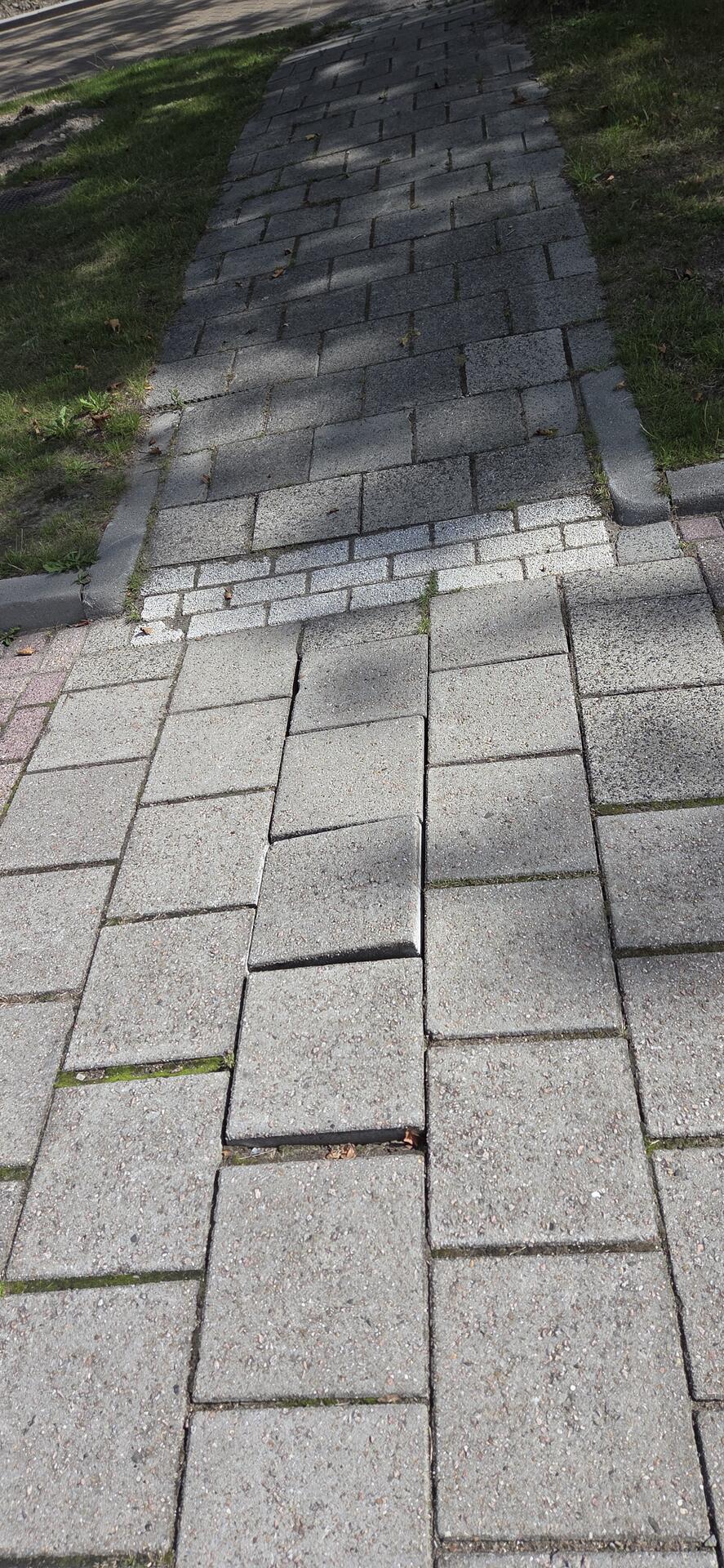 Foto bij melding 5498700 · Wegen, fietspaden, en stoepen