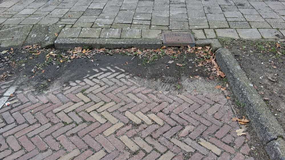 Foto bij melding 5704574 · Wegen, fietspaden, en stoepen